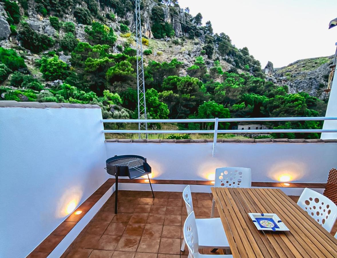 הוילה Grazalema - Casita La Calma - Incredible Views, Clima Frio-Calor, Wifi & Private Parking Optional מראה חיצוני תמונה